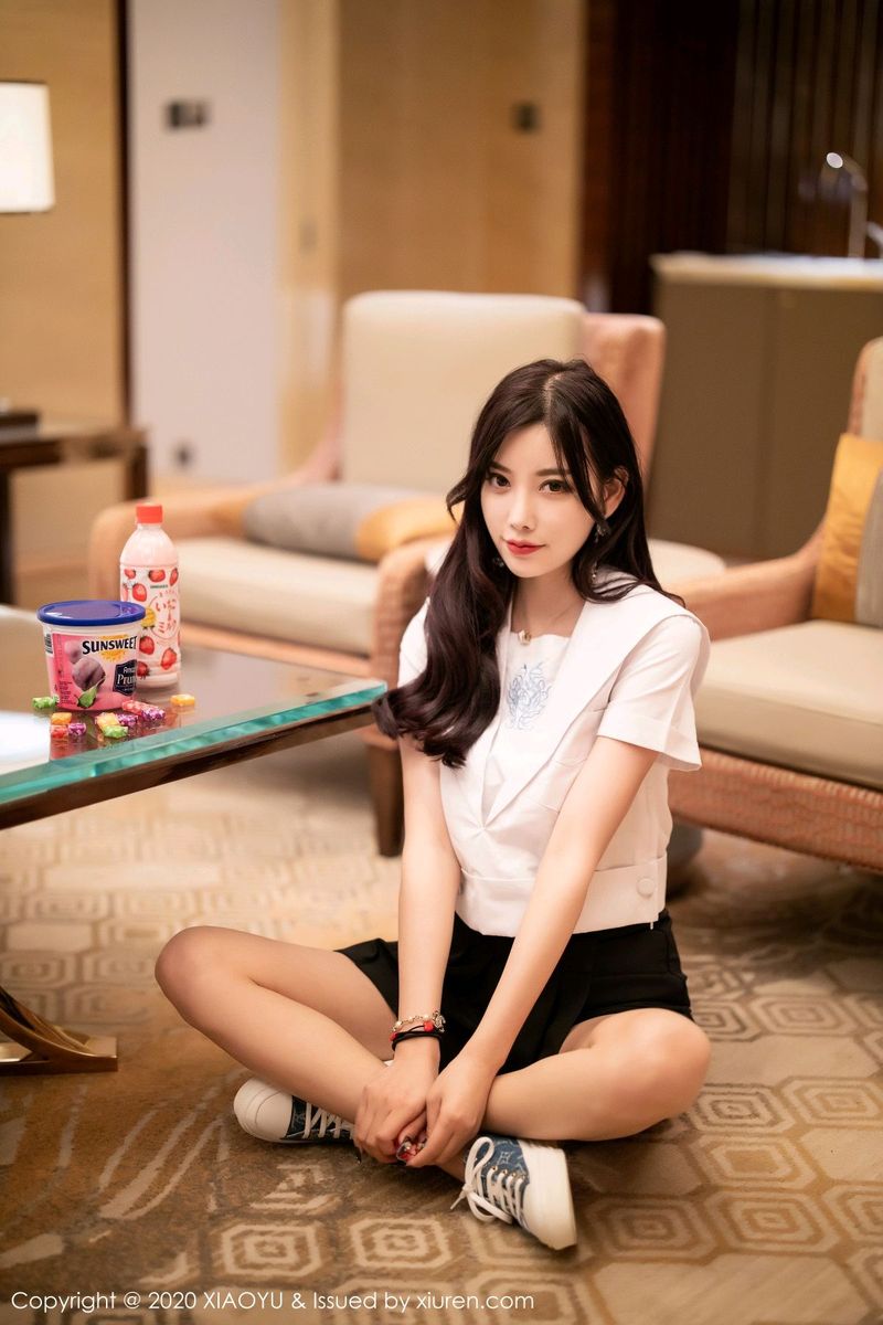 [XIAOYU语画界] 性感女神杨晨晨sugar修长美腿JK制服澳门旅拍 VOL.305