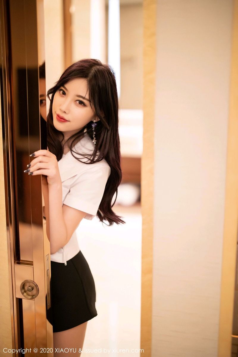 [XIAOYU语画界] 性感女神杨晨晨sugar修长美腿JK制服澳门旅拍 VOL.305