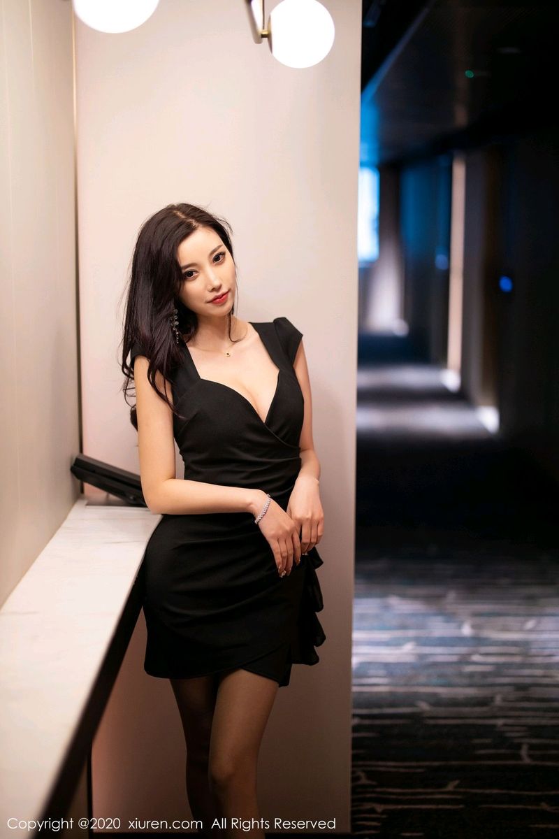 [XiuRen秀人网] 性感女神杨晨晨sugar黑丝美腿典雅吊裙风情写真 No.2241