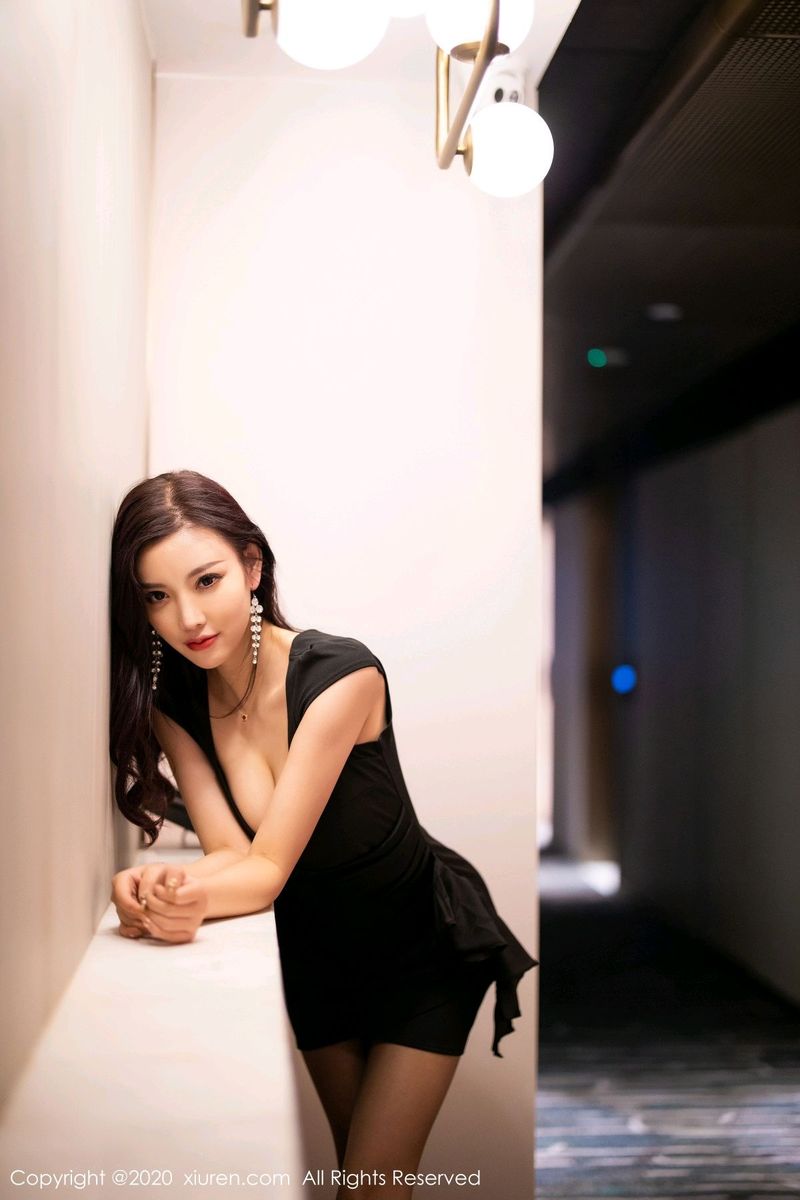 [XiuRen秀人网] 性感女神杨晨晨sugar黑丝美腿典雅吊裙风情写真 No.2241