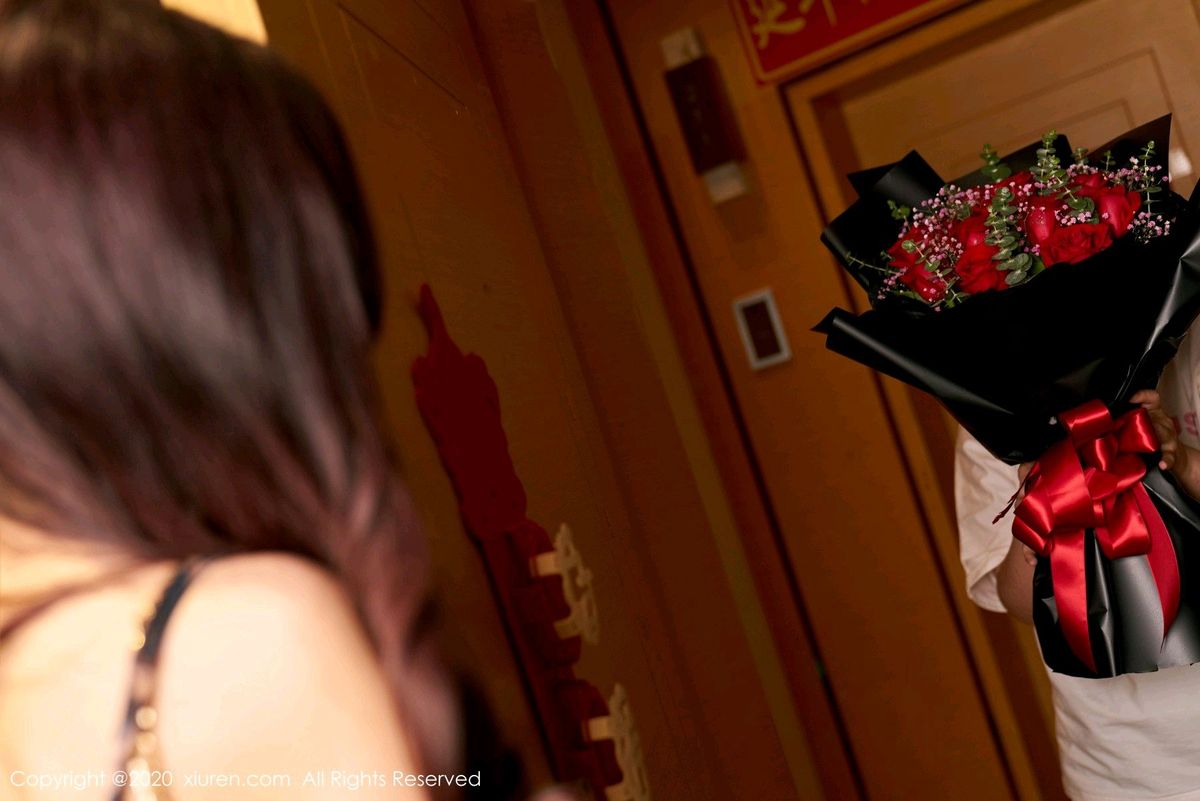 [XiuRen秀人网] 性感女神杨晨晨sugar典雅吊裙与黑丝系列动人写真 No.2327