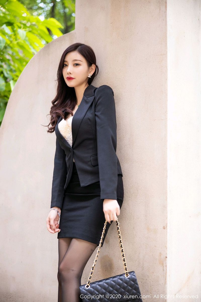 [XiuRen秀人网] 性感女神杨晨晨sugar黑丝美腿职场OL万种风情写真 No.2347