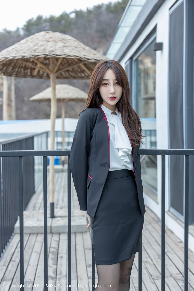 [IMiss爱蜜社] 美女模特九月生丝袜美腿职场OL美足系列诱人写真 Vol.437