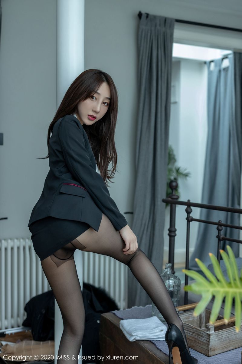 [IMiss爱蜜社] 美女模特九月生丝袜美腿职场OL美足系列诱人写真 Vol.437