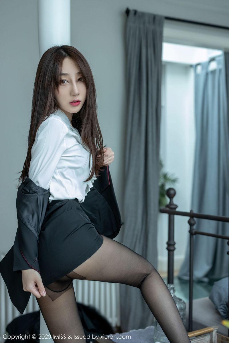 [IMiss爱蜜社] 美女模特九月生丝袜美腿职场OL美足系列诱人写真 Vol.437