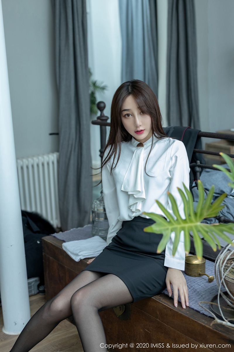 [IMiss爱蜜社] 美女模特九月生丝袜美腿职场OL美足系列诱人写真 Vol.437