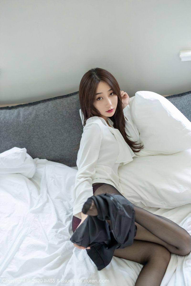 [IMiss爱蜜社] 美女模特九月生丝袜美腿职场OL美足系列诱人写真 Vol.437