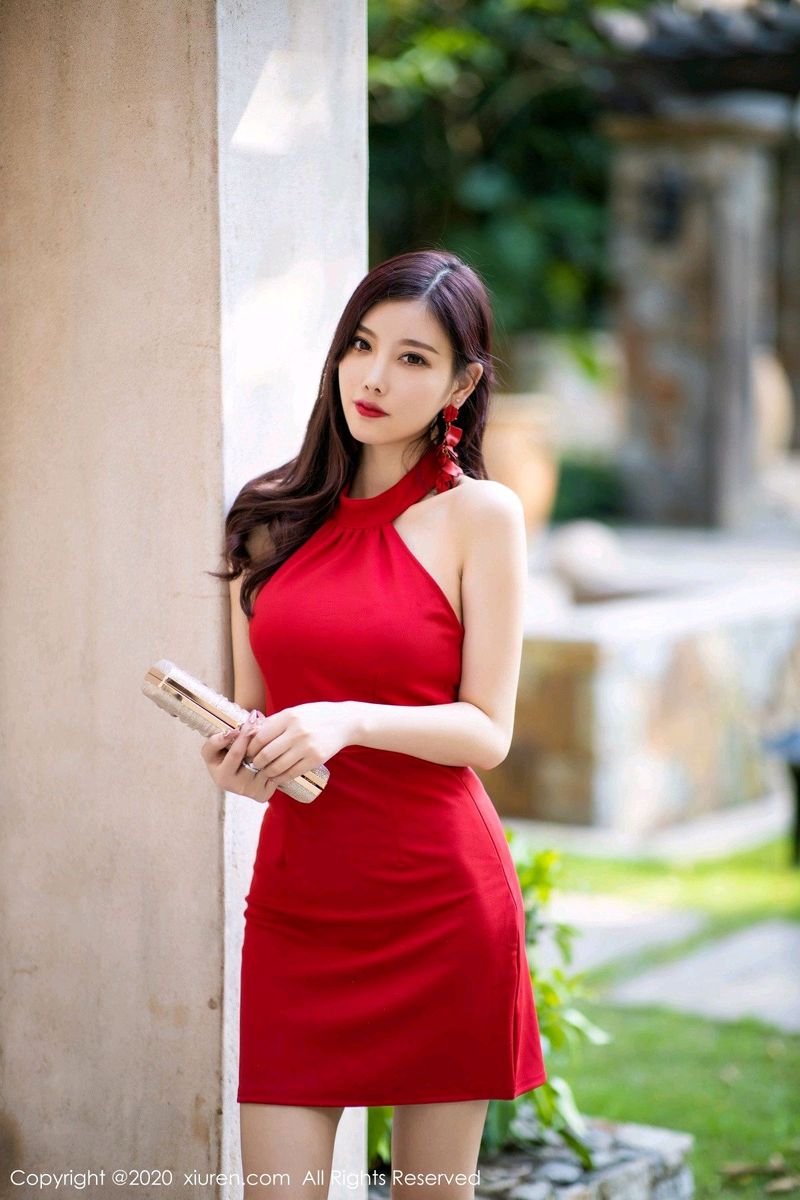 [XiuRen秀人网] 性感女神杨晨晨sugar猩红吊裙丝袜美腿娇艳迷人写真 No.2373