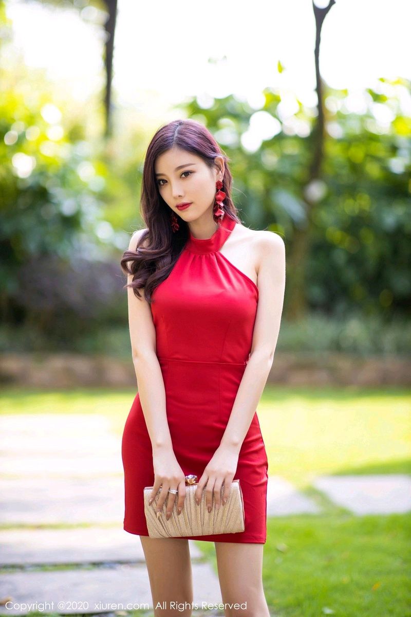 [XiuRen秀人网] 性感女神杨晨晨sugar猩红吊裙丝袜美腿娇艳迷人写真 No.2373