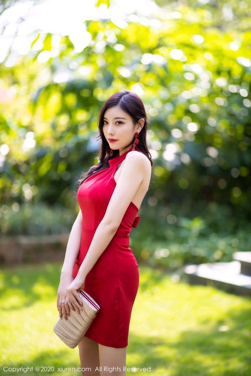 [XiuRen秀人网] 性感女神杨晨晨sugar猩红吊裙丝袜美腿娇艳迷人写真 No.2373