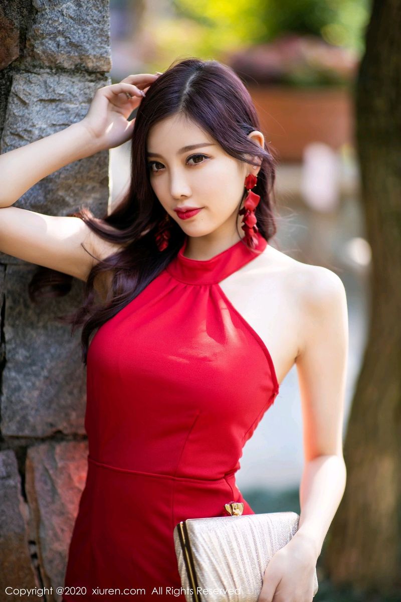 [XiuRen秀人网] 性感女神杨晨晨sugar猩红吊裙丝袜美腿娇艳迷人写真 No.2373