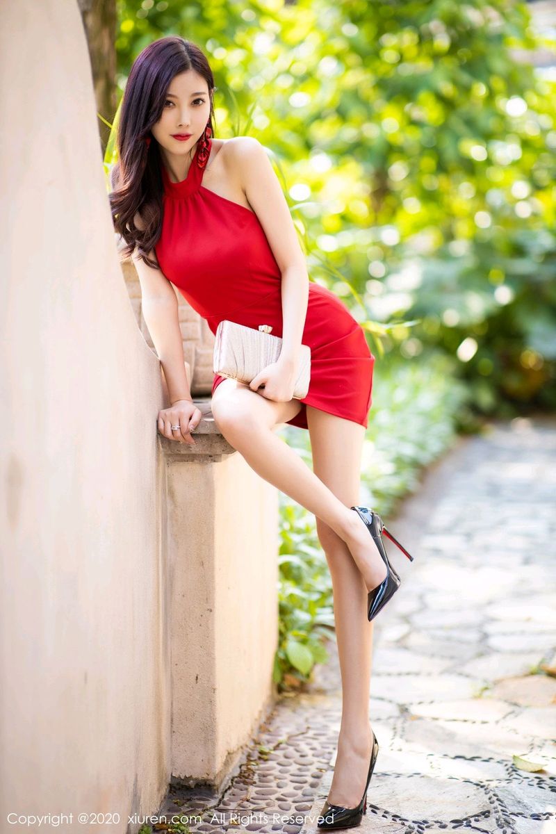 [XiuRen秀人网] 性感女神杨晨晨sugar猩红吊裙丝袜美腿娇艳迷人写真 No.2373