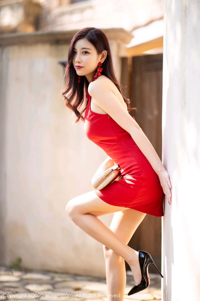 [XiuRen秀人网] 性感女神杨晨晨sugar猩红吊裙丝袜美腿娇艳迷人写真 No.2373