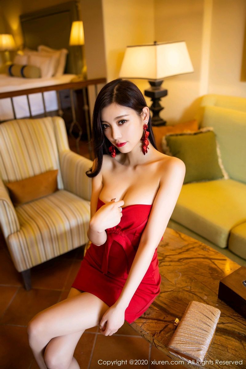 [XiuRen秀人网] 性感女神杨晨晨sugar猩红吊裙丝袜美腿娇艳迷人写真 No.2373