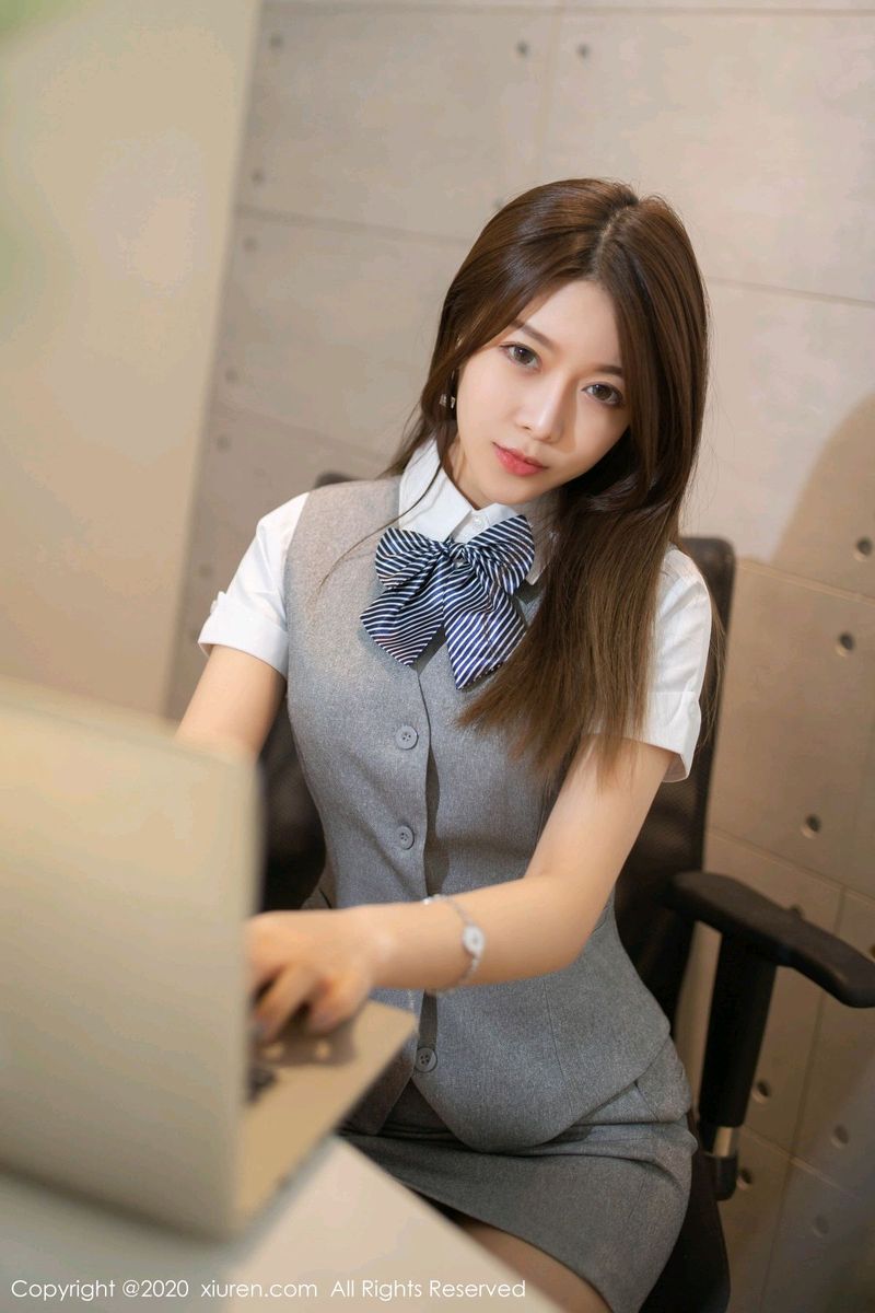 [XiuRen秀人网] 美女模特夏诗诗Sally白衬衫丝袜美腿职场OL性感写真 No.2009