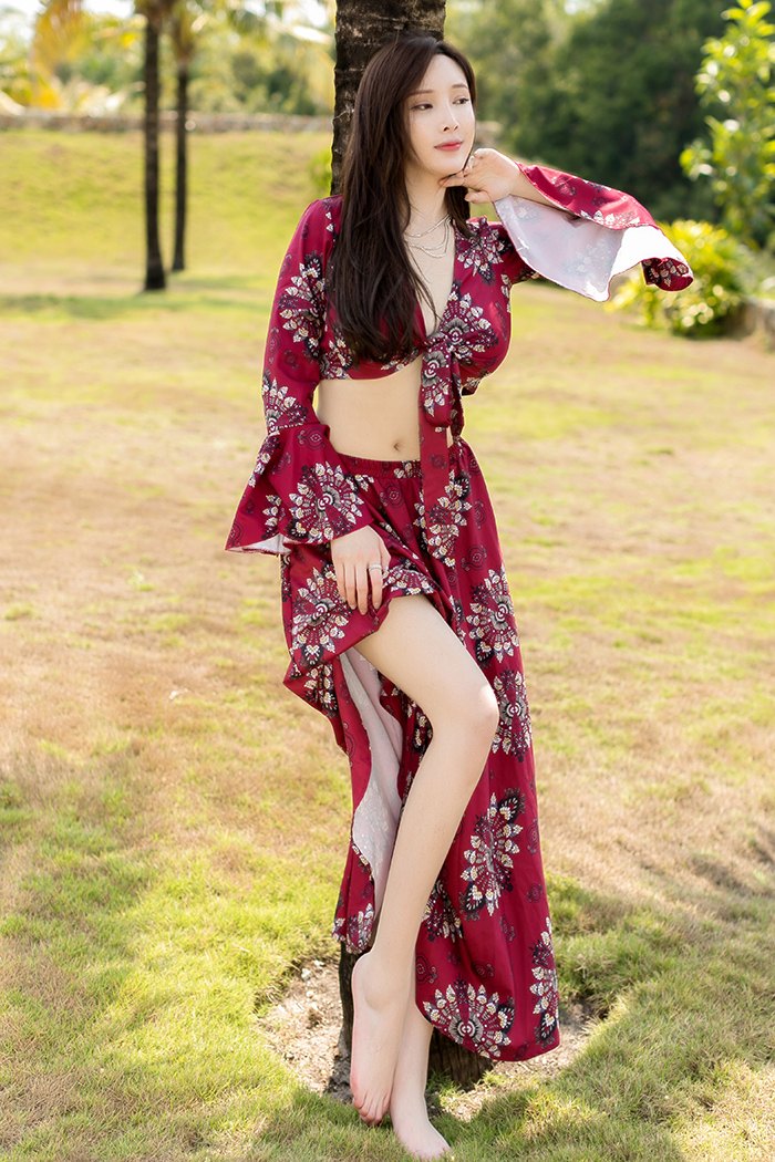 风情丽娘周妍希绝美深沟不经意露出