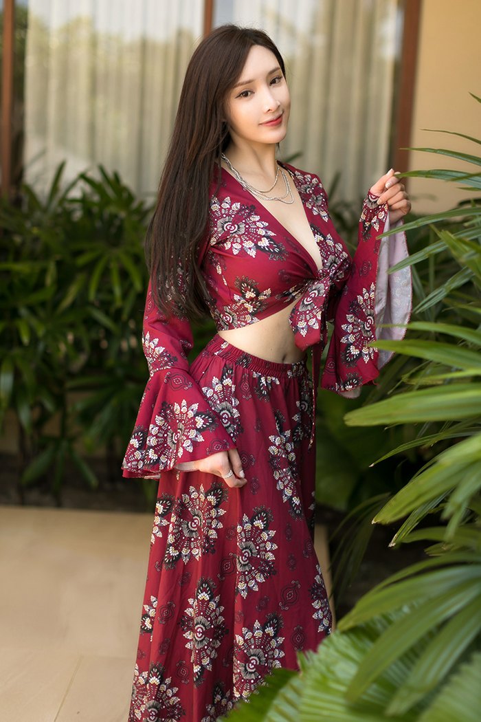 风情丽娘周妍希绝美深沟不经意露出