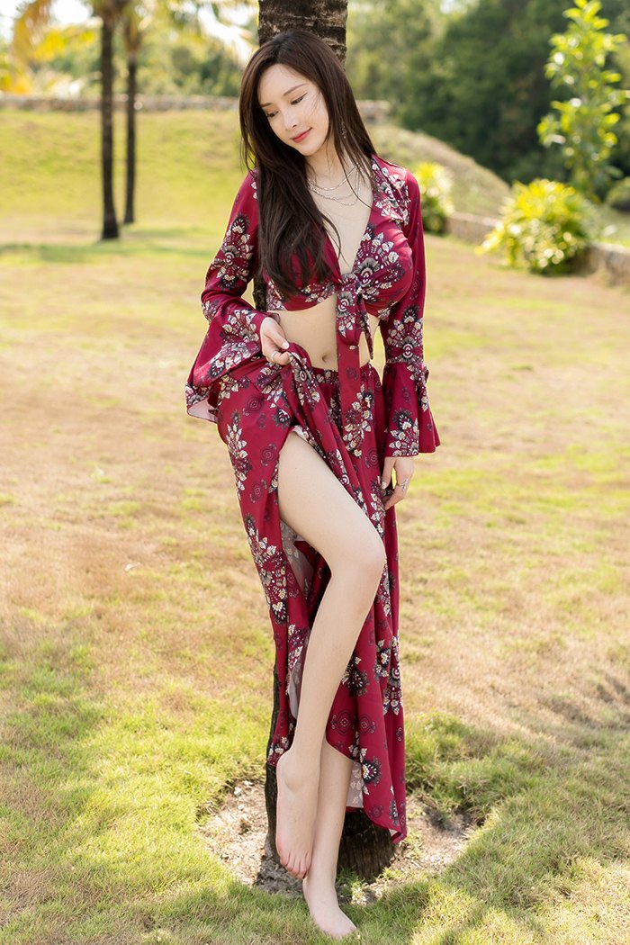 风情丽娘周妍希绝美深沟不经意露出