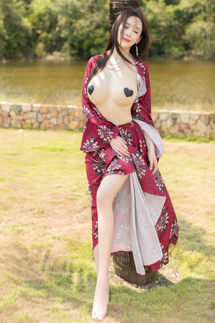 风情丽娘周妍希绝美深沟不经意露出