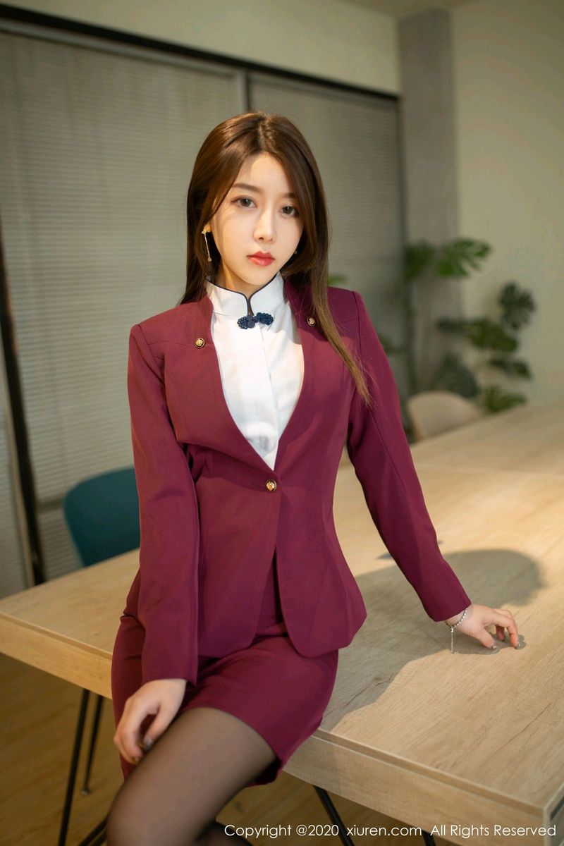 [XiuRen秀人网] 美女模特夏诗雯Sally黑丝美腿职场OL制服套图 No.2251