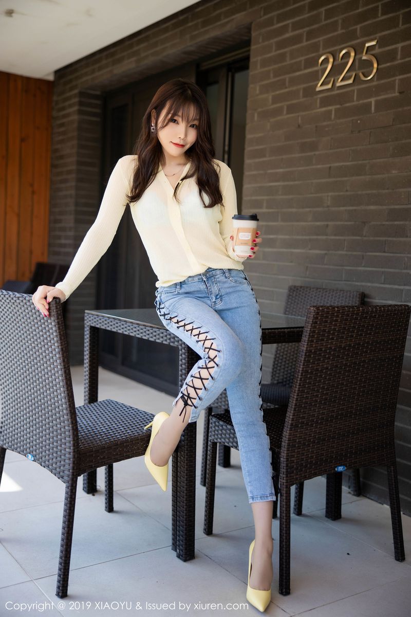 [XIAOYU语画界] 性感女神芝芝Booty紧身牛仔裤美腿翘臀济州岛旅拍 Vol.197