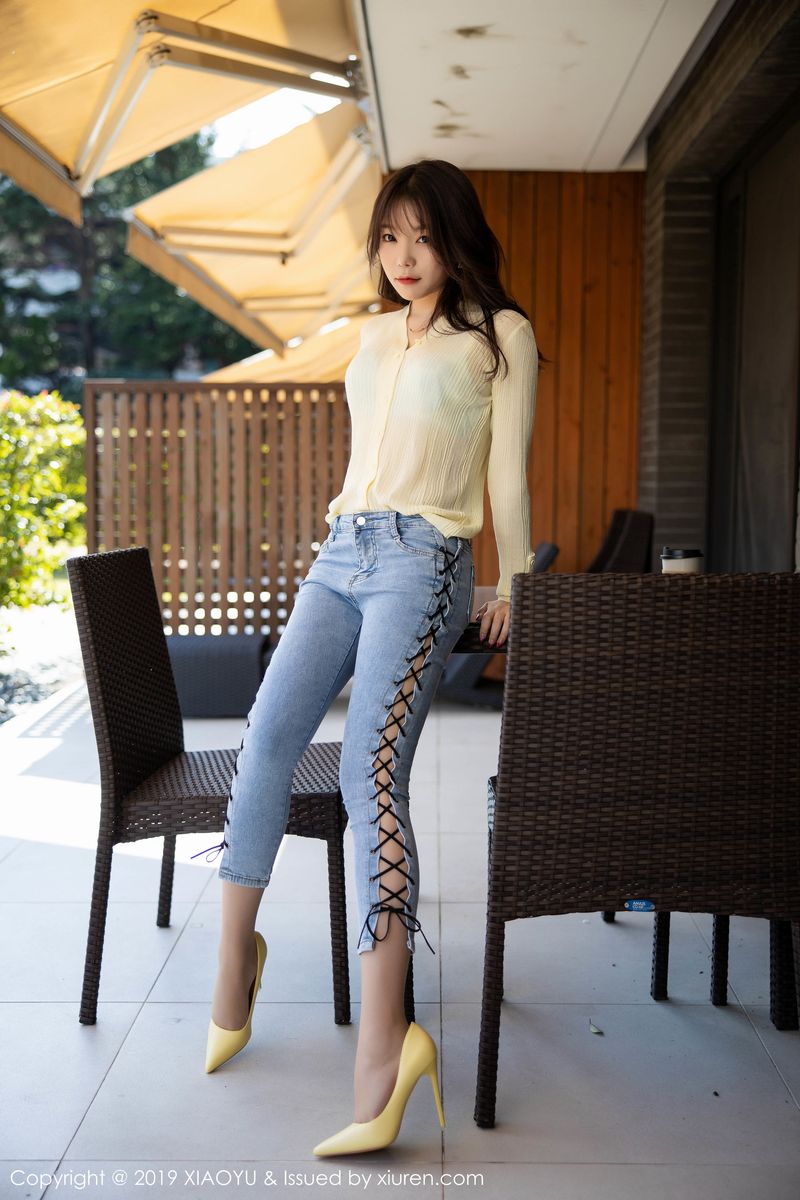 [XIAOYU语画界] 性感女神芝芝Booty紧身牛仔裤美腿翘臀济州岛旅拍 Vol.197