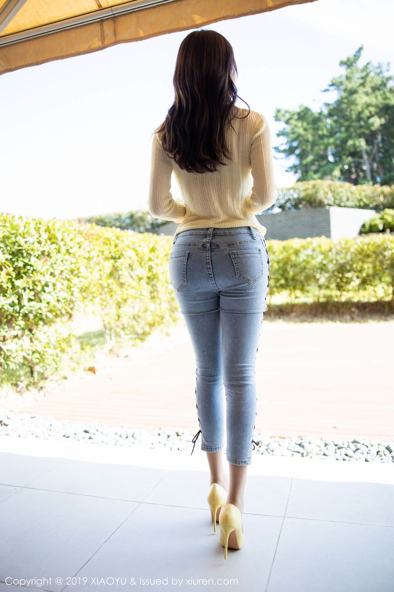 [XIAOYU语画界] 性感女神芝芝Booty紧身牛仔裤美腿翘臀济州岛旅拍 Vol.197