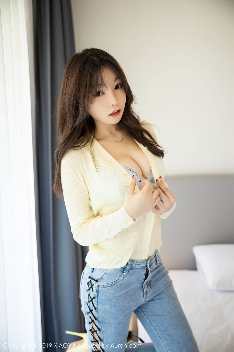 [XIAOYU语画界] 性感女神芝芝Booty紧身牛仔裤美腿翘臀济州岛旅拍 Vol.197