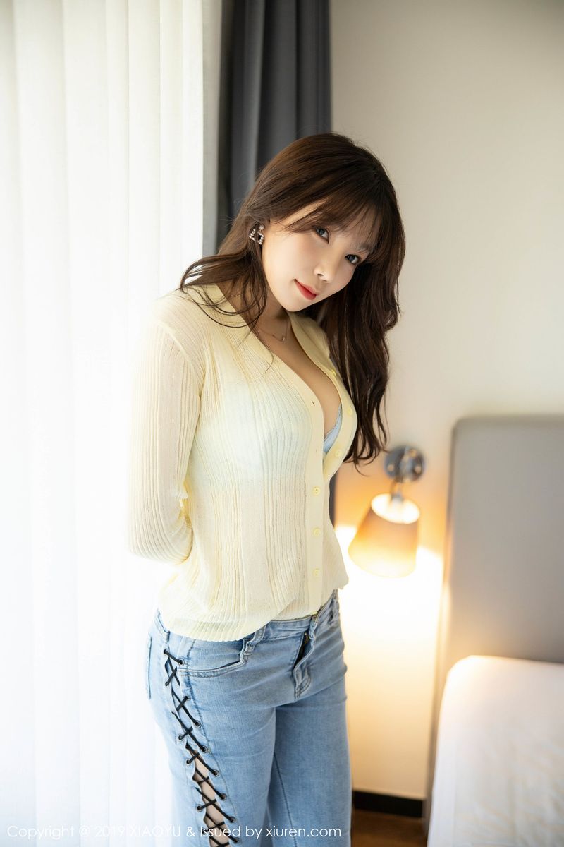 [XIAOYU语画界] 性感女神芝芝Booty紧身牛仔裤美腿翘臀济州岛旅拍 Vol.197