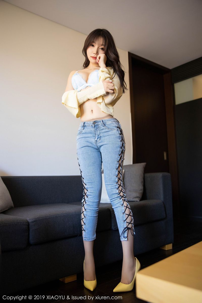 [XIAOYU语画界] 性感女神芝芝Booty紧身牛仔裤美腿翘臀济州岛旅拍 Vol.197