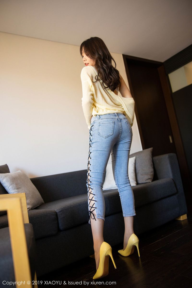 [XIAOYU语画界] 性感女神芝芝Booty紧身牛仔裤美腿翘臀济州岛旅拍 Vol.197