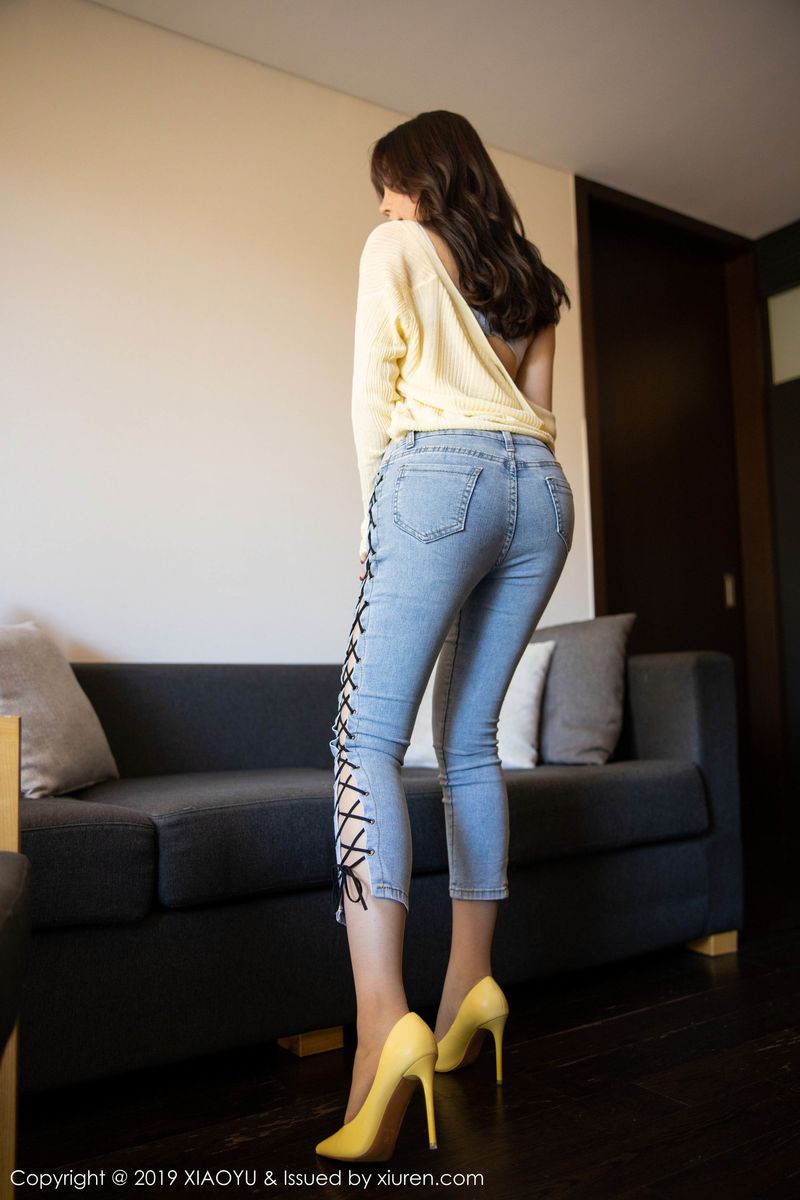 [XIAOYU语画界] 性感女神芝芝Booty紧身牛仔裤美腿翘臀济州岛旅拍 Vol.197