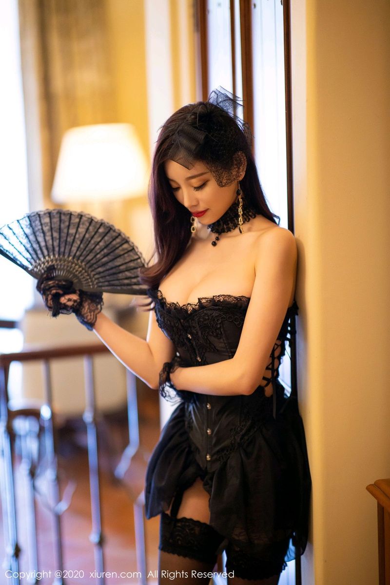 [XiuRen秀人网] 性感女神杨晨晨sugar黑丝美腿妖娆身段迷人写真 No.2400