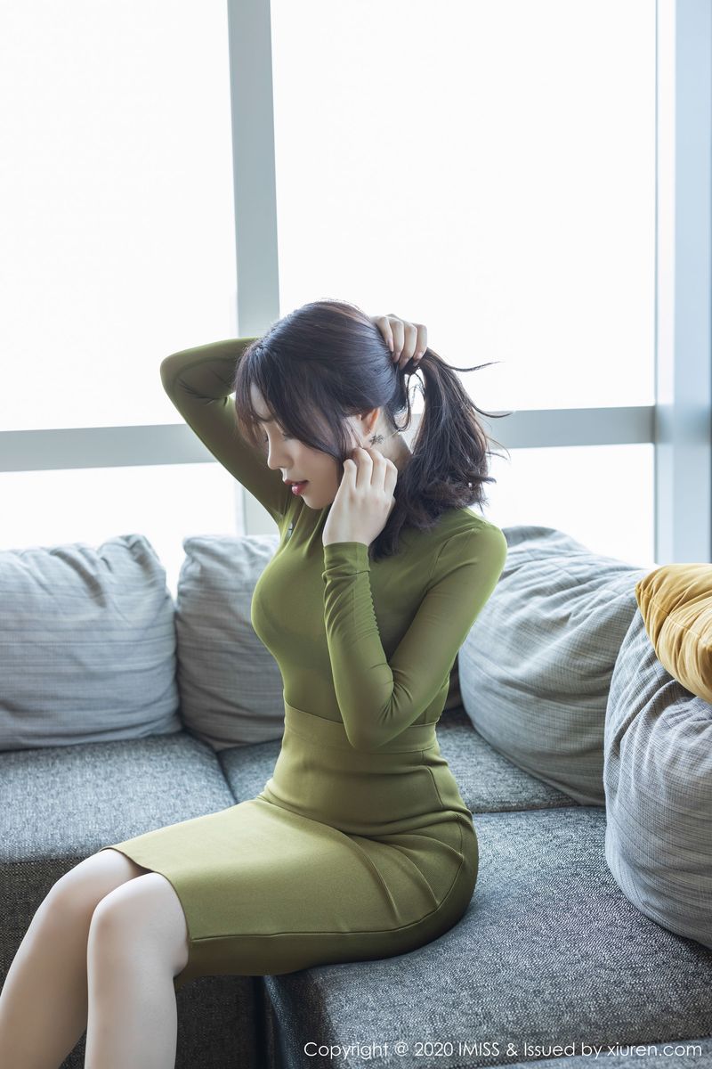 [IMiss爱蜜社] 性感女神芝芝Booty镂空内衣与朦胧丝袜系列诱人写真 Vol.442