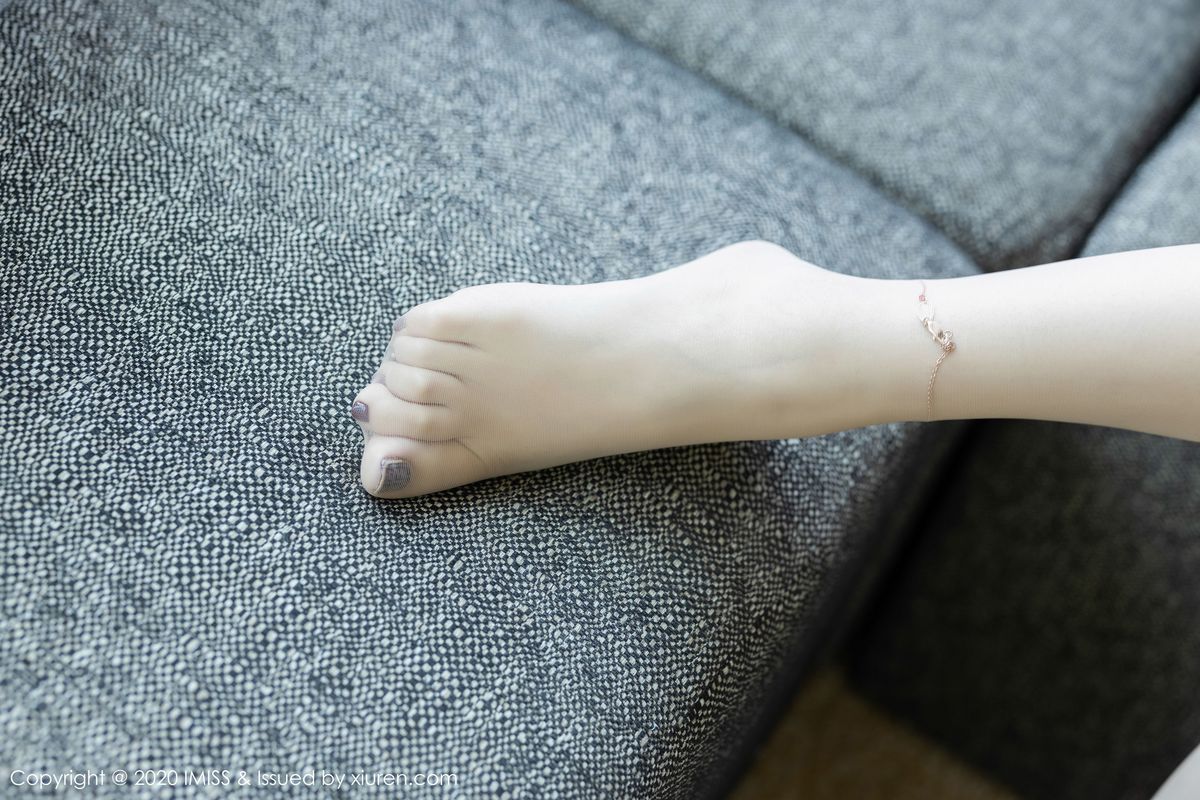 [IMiss爱蜜社] 性感女神芝芝Booty镂空内衣与朦胧丝袜系列诱人写真 Vol.442