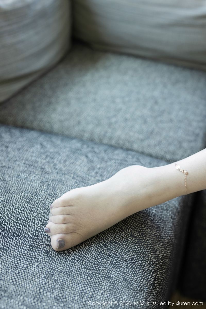 [IMiss爱蜜社] 性感女神芝芝Booty镂空内衣与朦胧丝袜系列诱人写真 Vol.442