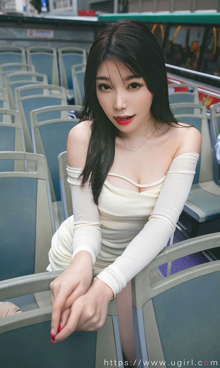 [Ugirls尤果圈] 美女模特芝芝Booty修长美腿一路风情系列写真 No.1792