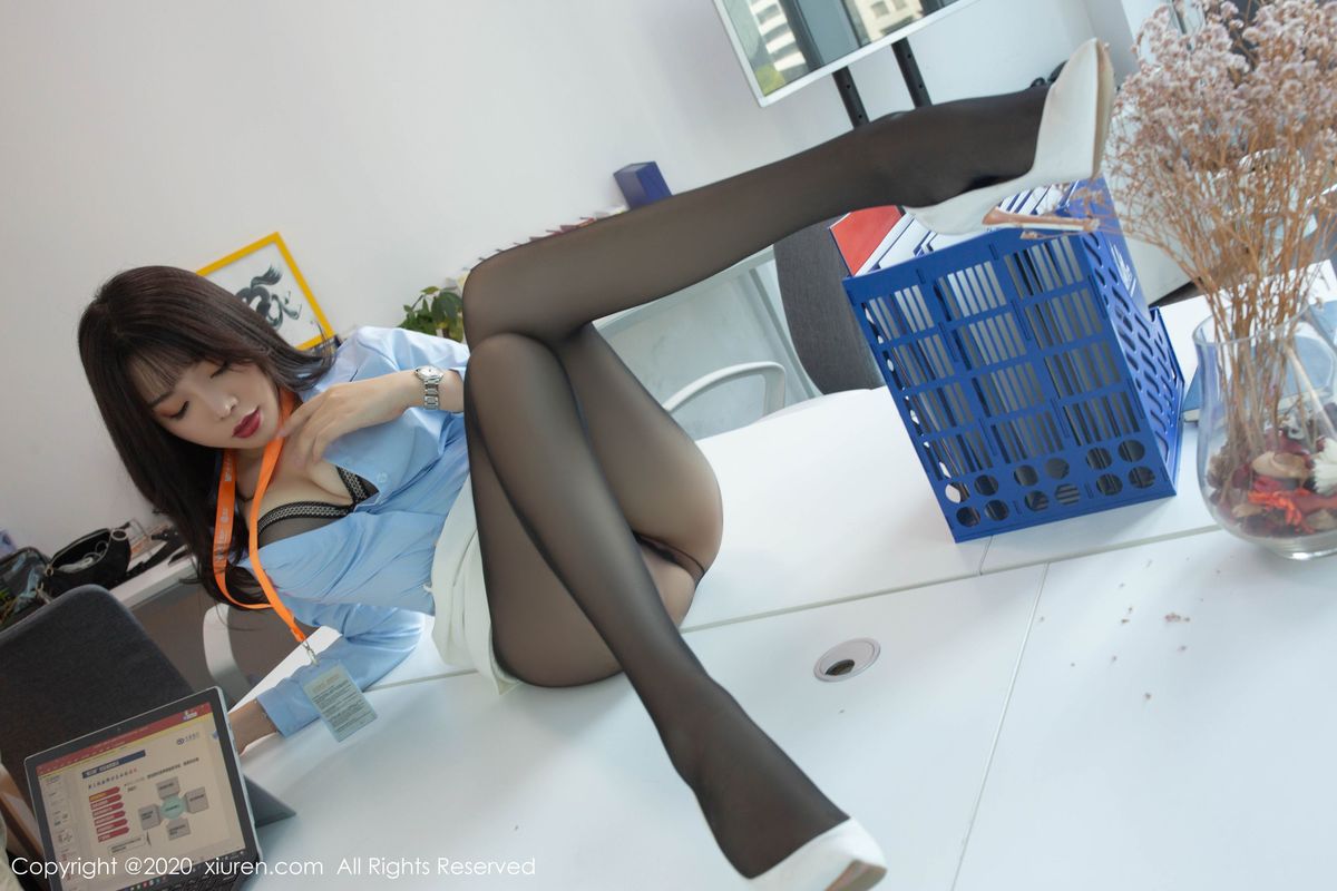 [XIUREN秀人网] 性感女神芝芝Booty蓝色职业装OL皮鞭系列写真 No.2047