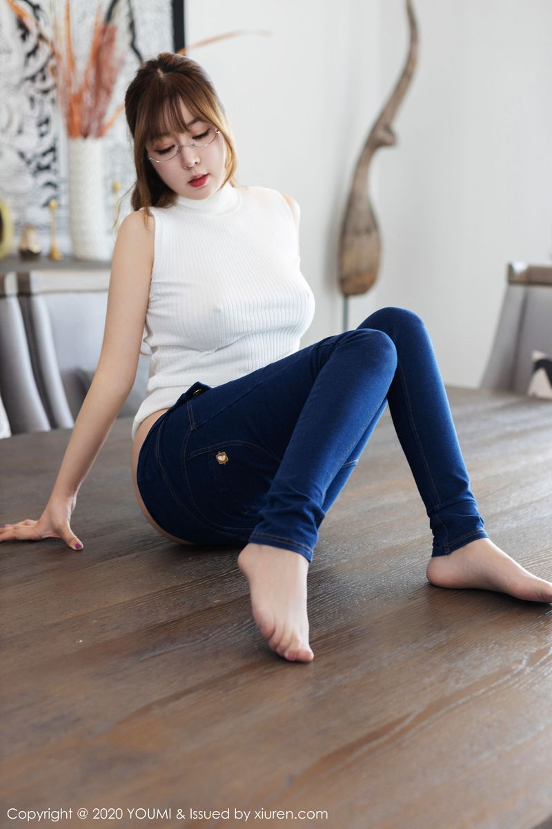 [YouMi尤蜜荟] 性感女神王雨纯牛仔裤+眼镜OL丝袜普吉岛旅拍 Vol.407