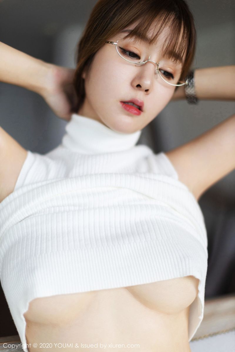 [YouMi尤蜜荟] 性感女神王雨纯牛仔裤+眼镜OL丝袜普吉岛旅拍 Vol.407