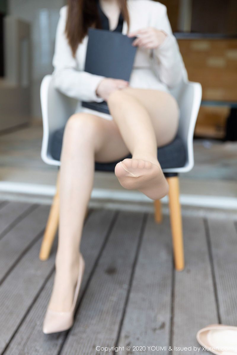 [YOUMI尤蜜荟] 模特白茹雪Abby黑衬衫&丝袜美腿职场OL写真 Vol.473