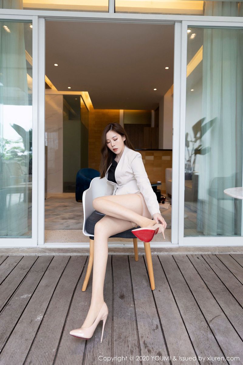 [YOUMI尤蜜荟] 模特白茹雪Abby黑衬衫&丝袜美腿职场OL写真 Vol.473