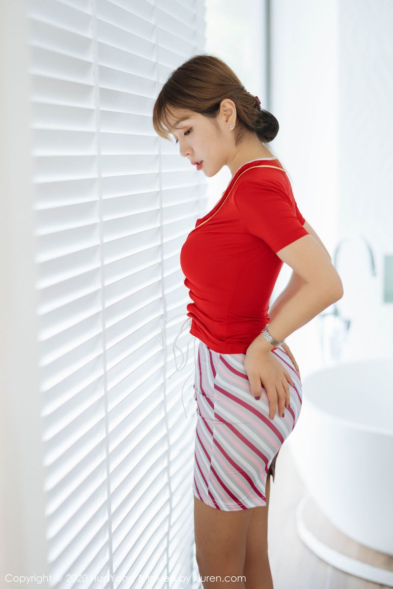 [HuaYang花漾] 性感御姐王雨纯红色空姐情趣制服丝袜美腿写真 Vol.224