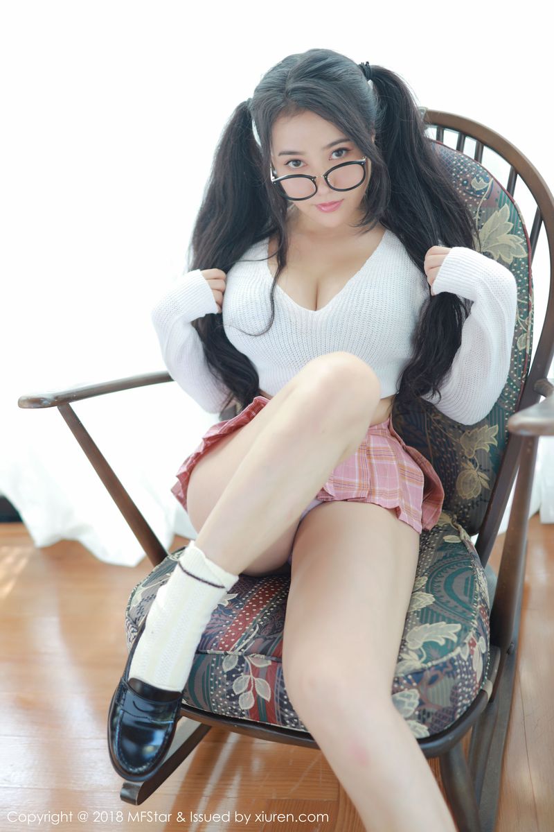 [MFStar模范学院] 性感女神Manuela玛鲁娜眼睛OL+美臀诱惑日本旅拍 Vol.168