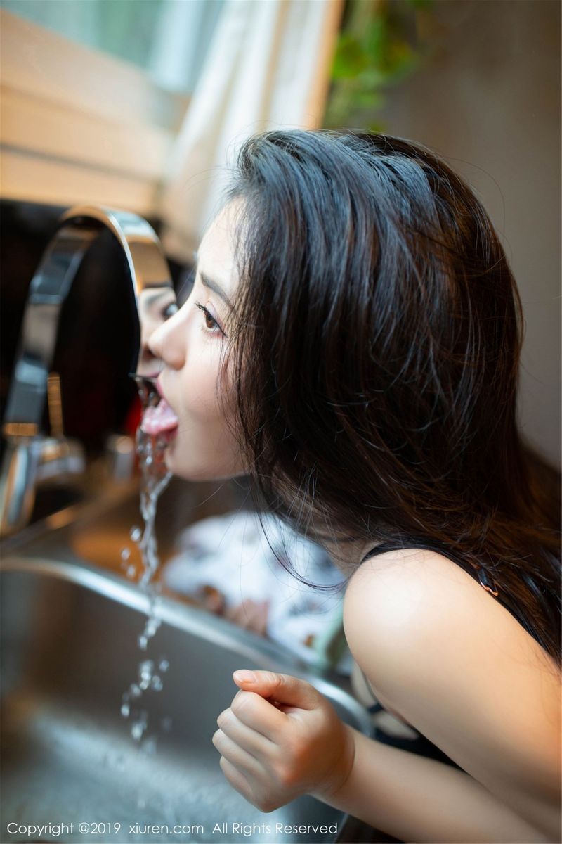 [XIUREN秀人网] 美臀女神Manuela玛鲁娜性感黑丝职场OL心愿旅拍 No.1387