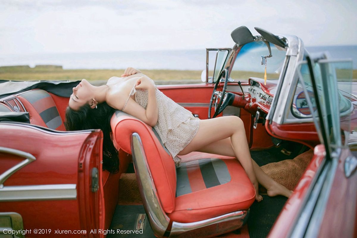 [XIUREN秀人网] 宅男女神Manuela玛鲁娜无敌肉臀复古车外拍 No.1463