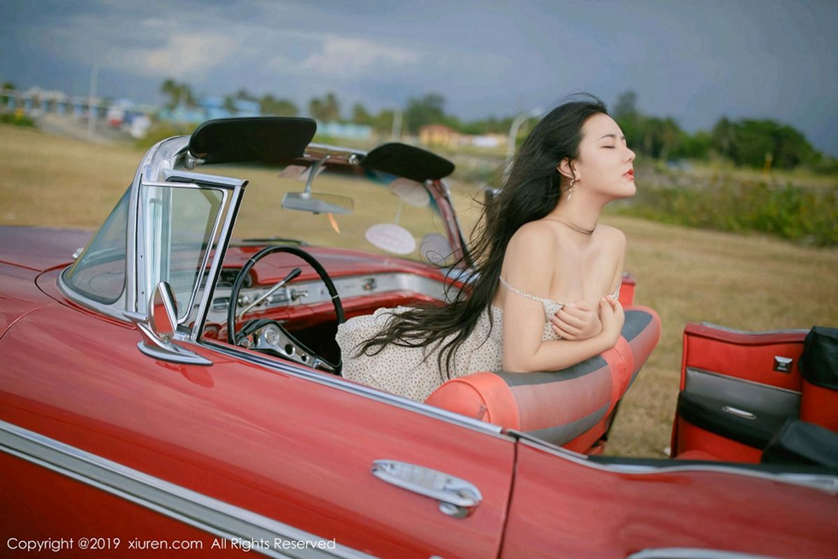 [XIUREN秀人网] 宅男女神Manuela玛鲁娜无敌肉臀复古车外拍 No.1463