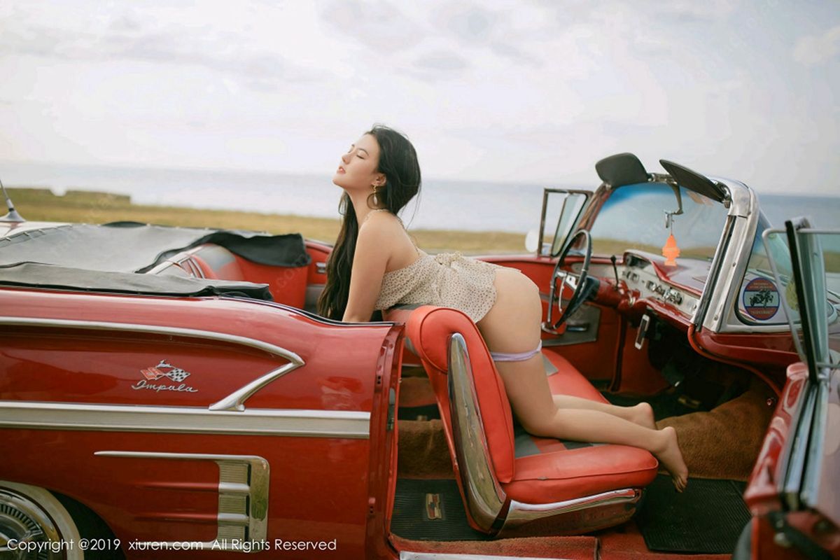 [XIUREN秀人网] 宅男女神Manuela玛鲁娜无敌肉臀复古车外拍 No.1463