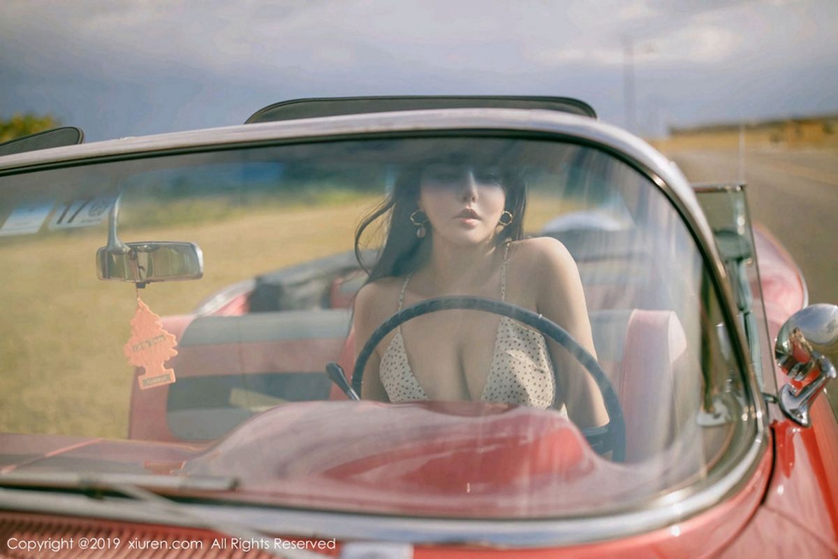 [XIUREN秀人网] 宅男女神Manuela玛鲁娜无敌肉臀复古车外拍 No.1463