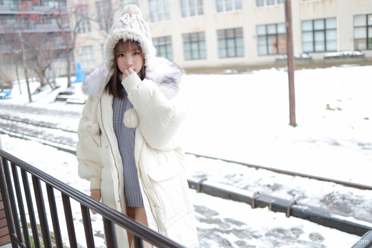 [MFStar模范学院] 美女模特恩率babe性感开背毛衣系列北海道旅拍 Vol.262